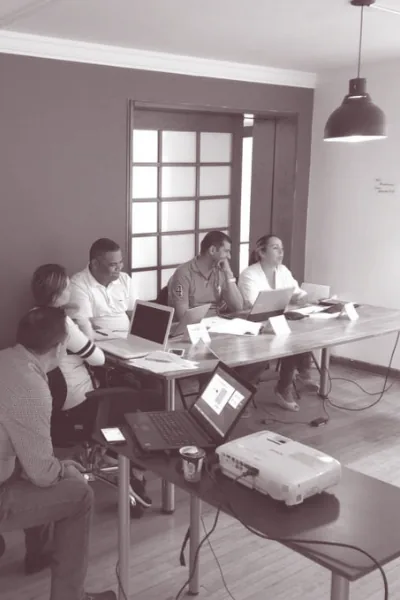 Equipo de Resultados de Marketing en reunión de estrategia digital